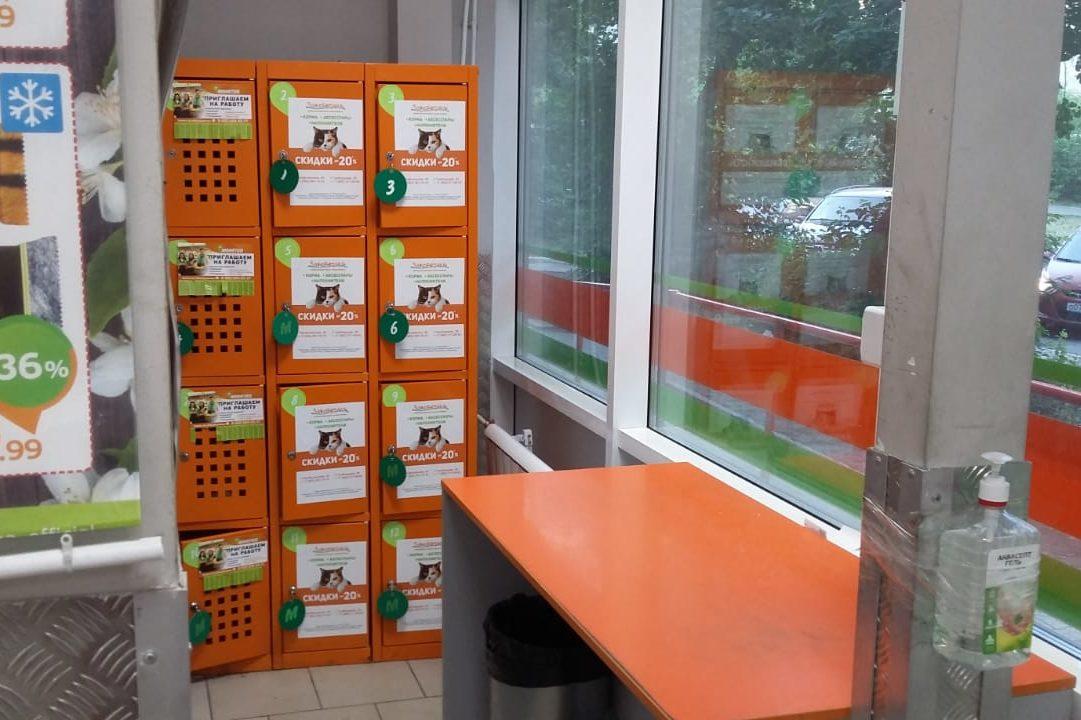 Рекламные листовки на камерах хранения магазина